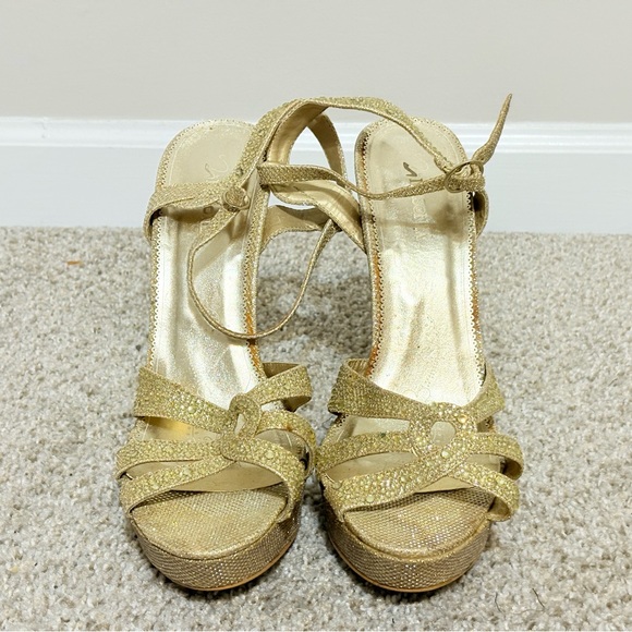 Elegant Gold Strappy Women's Sandals - Picture 1 of 8